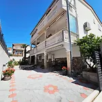 Apartman Ilic - Spacious 3 Bedroom Units - Easy Access & Private Carport
