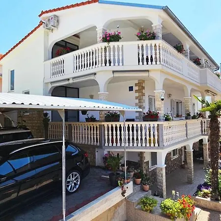 Ilic Apartments - Spacious 3 Bedroom Units - 5 Min Drive To Old Town, Carport Access *