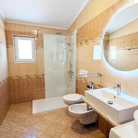 Ilic Apartments - Spacious 3 Bedroom Units - 5 Min Drive To Old Town, Carport Access דירה *