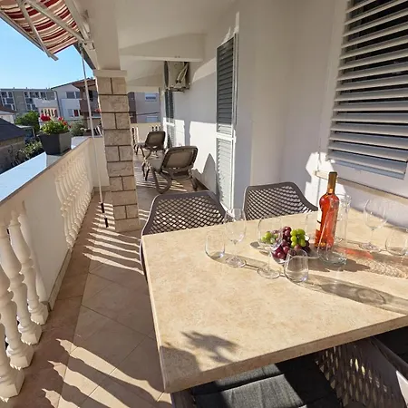 Ilic Apartments - Spacious 3 Bedroom Units - 5 Min Drive To Old Town, Carport Access *