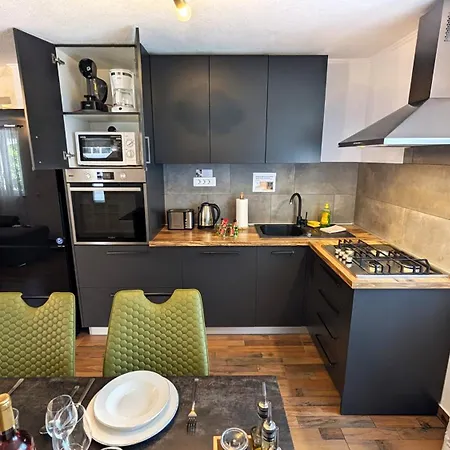 דירה Ilic Apartments - Spacious 3 Bedroom Units - 5 Min Drive To Old Town, Carport Access זאדאר