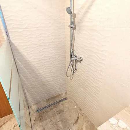 Ilic Apartments - Spacious 3 Bedroom Units - 5 Min Drive To Old Town, Carport Access דירה *