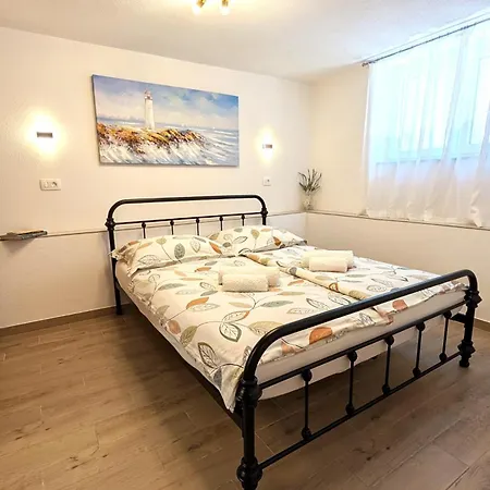 Ilic Apartments - Spacious 3 Bedroom Units - 5 Min Drive To Old Town, Carport Access * זאדאר