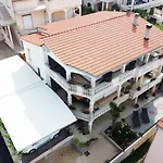 Ilic - Spacious 3 Bedroom Units - Easy Access & Private Carport * Задар