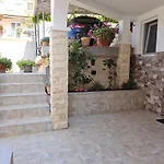 Lägenhet Ilic - Spacious 3 Bedroom Units - Easy Access & Private Carport *