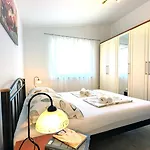 Ilic - Spacious 3 Bedroom Units - Easy Access & Private Carport Апартаменти *