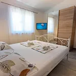 Ilic - Spacious 3 Bedroom Units - Easy Access & Private Carport Lägenhet Zadar