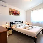 Ilic - Spacious 3 Bedroom Units - Easy Access & Private Carport * Задар