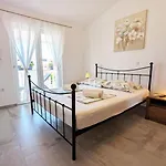 Ilic - Spacious 3 Bedroom Units - Easy Access & Private Carport