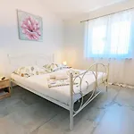 Ilic - Spacious 3 Bedroom Units - Easy Access & Private Carport Apartmán