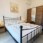 Апартаменти Ilic - Spacious 3 Bedroom Units - Easy Access & Private Carport