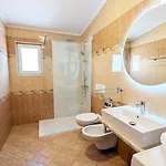 Ilic - Spacious 3 Bedroom Units - Easy Access & Private Carport Apartmán *
