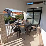 Ilic - Spacious 3 Bedroom Units - Easy Access & Private Carport Задар