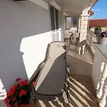 Ilic - Spacious 3 Bedroom Units - Easy Access & Private Carport Lägenhet
