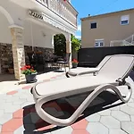 Ilic - Spacious 3 Bedroom Units - Easy Access & Private Carport Апартаменти