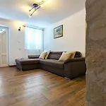 Апартаменты Ilic - Spacious 3 Bedroom Units - Easy Access & Private Carport Задар