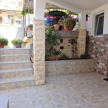 Apartment Easy Acces - 3br & Balcony Or Terrace Units -carport -bbq -ac *