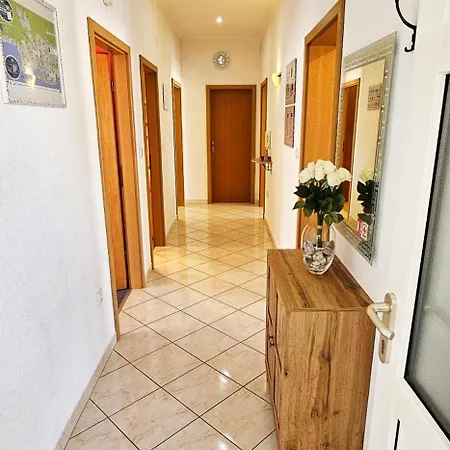 Apartment Modern 3br In With Balcony Or Terrace, Free Parking & Ac