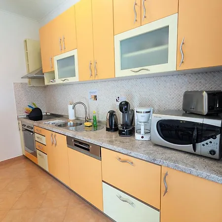 Easy Acces - 3br & Balcony Or Terrace Units -carport -bbq -ac דירה