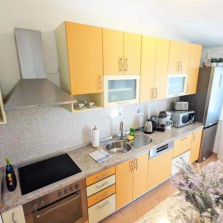 דירה Easy Acces - 3br & Balcony Or Terrace Units -carport -bbq -ac