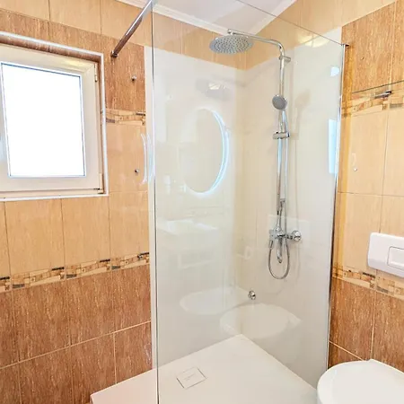 דירה Easy Acces - 3br & Balcony Or Terrace Units -carport -bbq -ac *