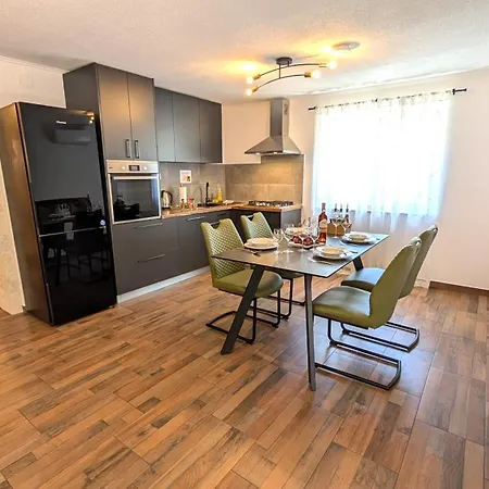 Ilic Apartments - Spacious 3 Bedroom Units - 5 Min Drive To Old Town, Carport Access Apartament