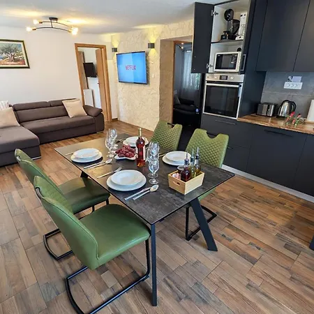 Ilic Apartments - Spacious 3 Bedroom Units - 5 Min Drive To Old Town, Carport Access Apartament *