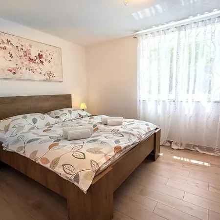 Apartment Modern 3br In With Balcony Or Terrace, Free Parking & Ac
